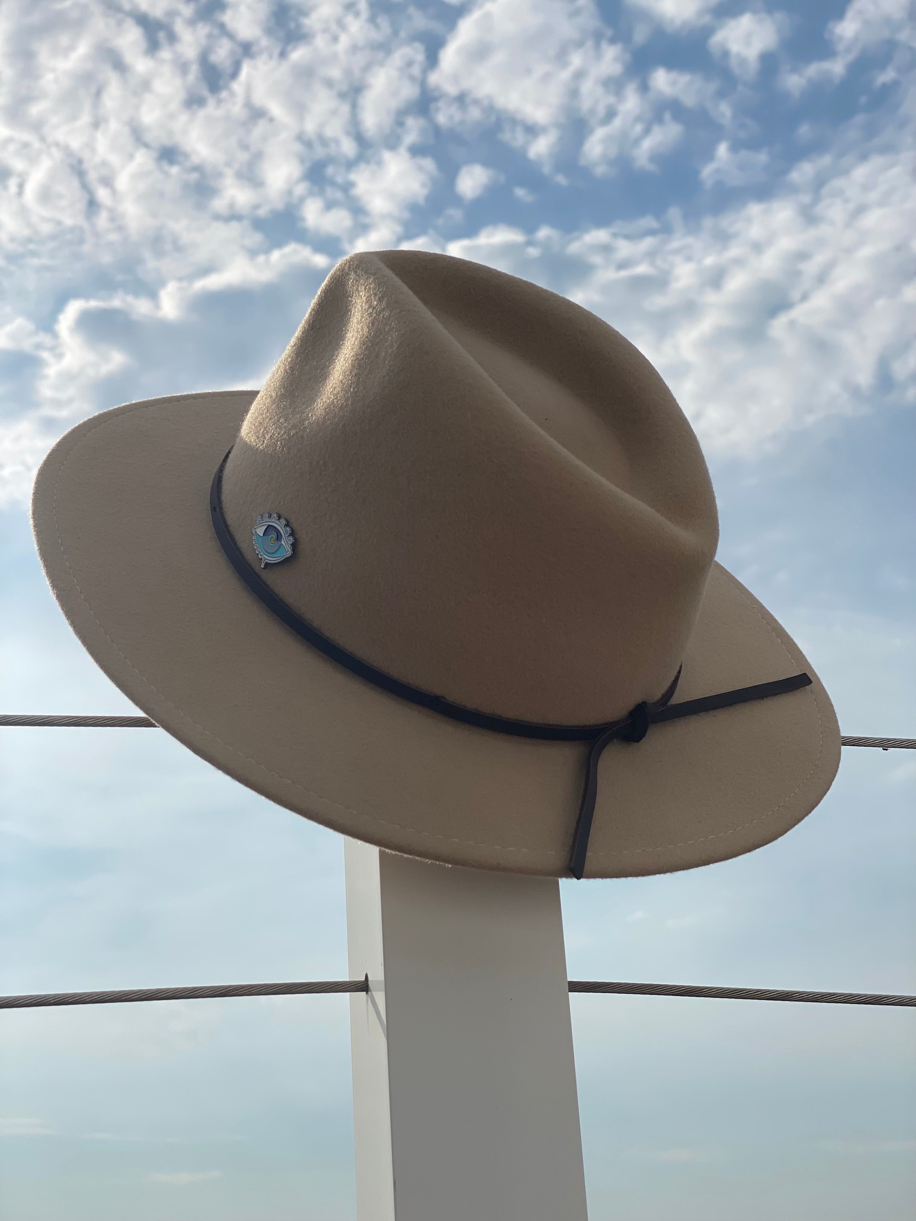 BEIGE LEATHER BOW RANCHER HAT